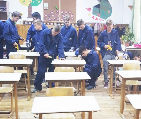Ajándék padok a Lorántffy Református Gimnáziumnak